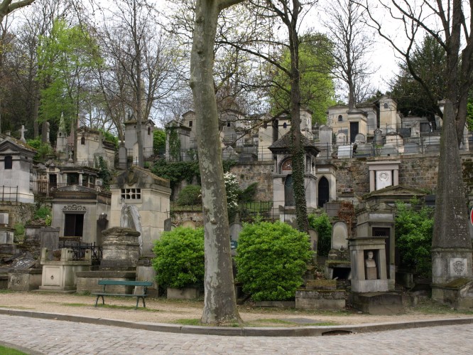 Père-Lachaise paris cemetery graves mausoleums